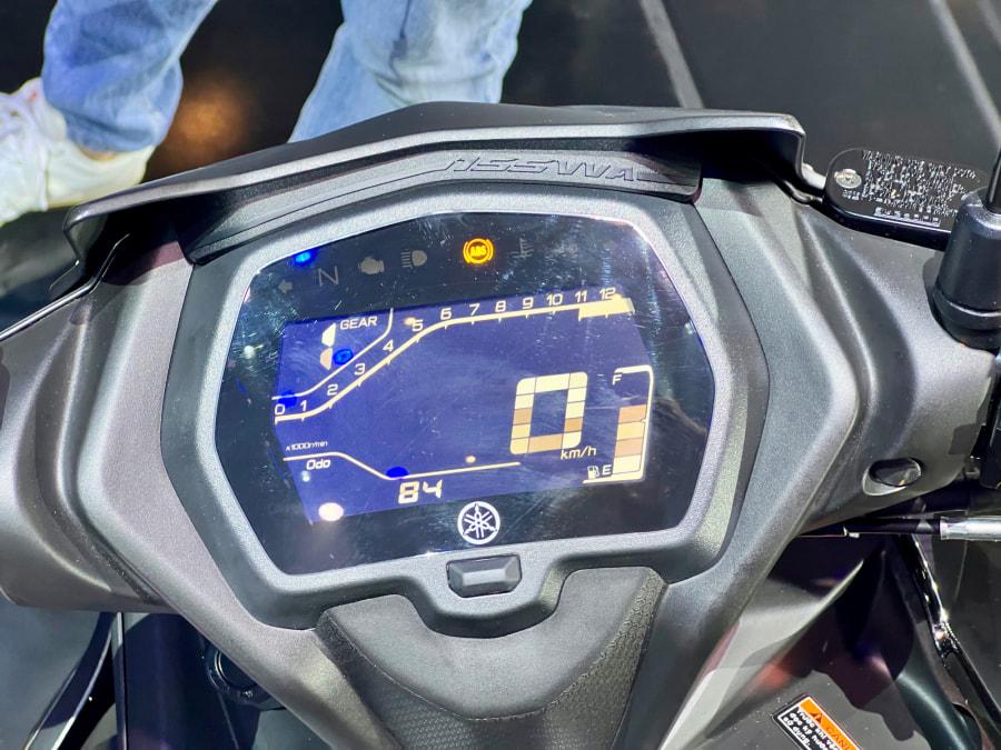 Xe được trang bị Smartkey chống trộm, màn hình LCD rõ nét, cổng sạc 12V và hệ thống phuộc trước